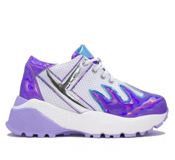 Sepatu sneakers dengan desain hologram yang futuristik dan eye-catching